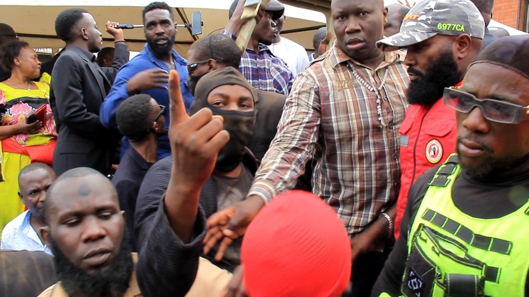 Kyagulanyi's bodyguards threaten Ms Zainab Ssengendo during the Lwengo event.